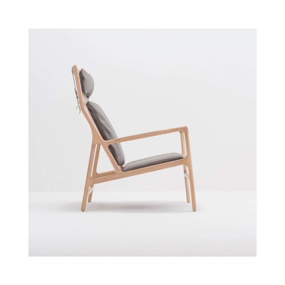 Gazzda Kreslo s konštrukciou z masívneho dubového dreva a sivým koženým sedadlom  Dedo, značky Gazzda