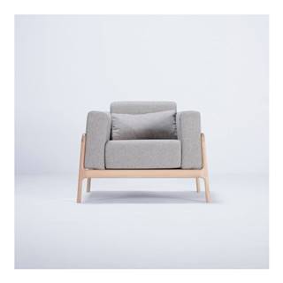 Gazzda Kreslo s konštrukciou z dubového dreva so sivým textilným sedadlom  Fawn, značky Gazzda