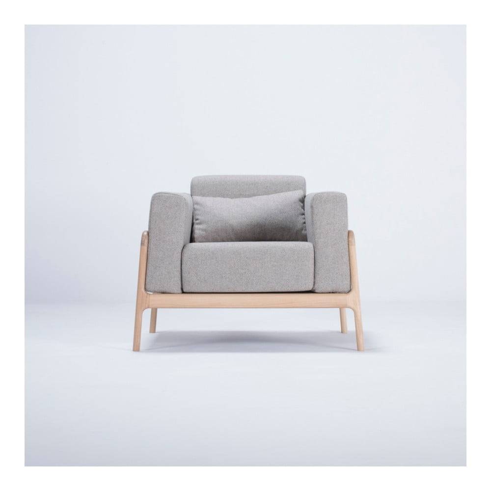 Gazzda Kreslo s konštrukciou z dubového dreva so sivým textilným sedadlom  Fawn, značky Gazzda